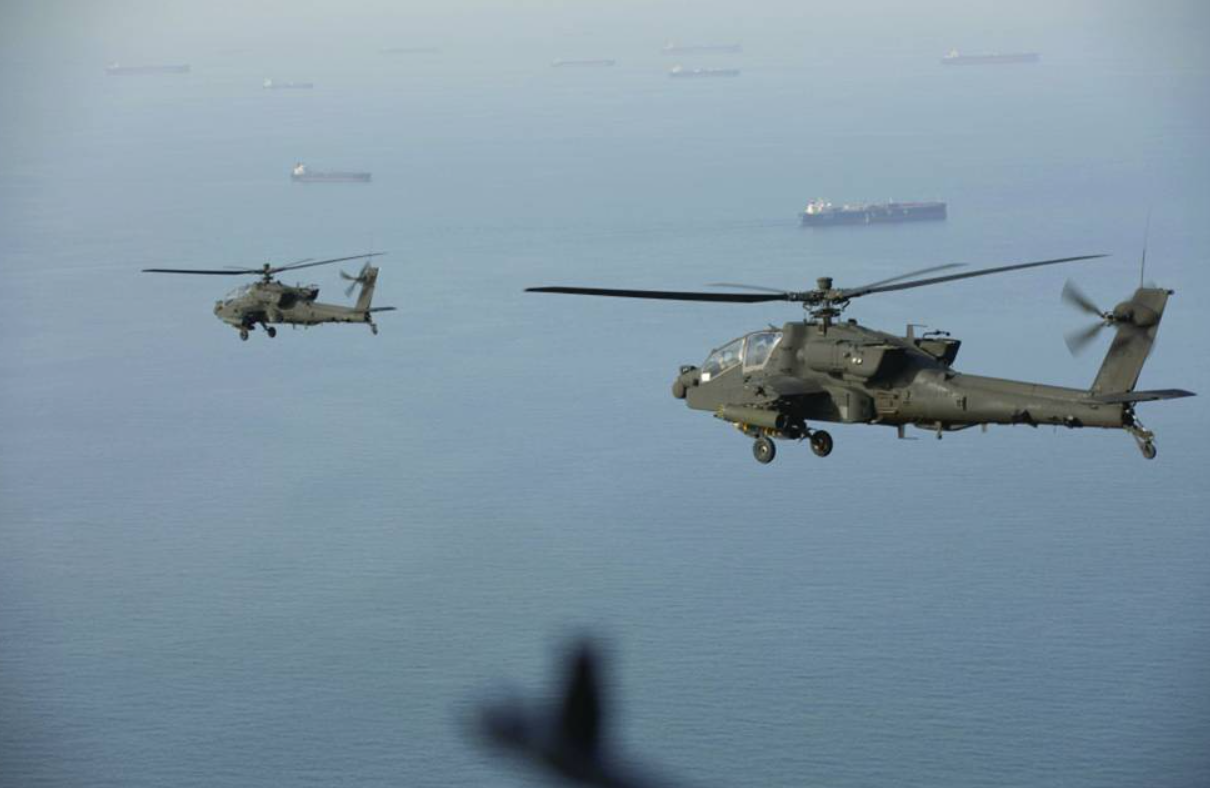 两架美国AH-64阿帕奇攻击直升机在霍尔木兹海峡巡逻。