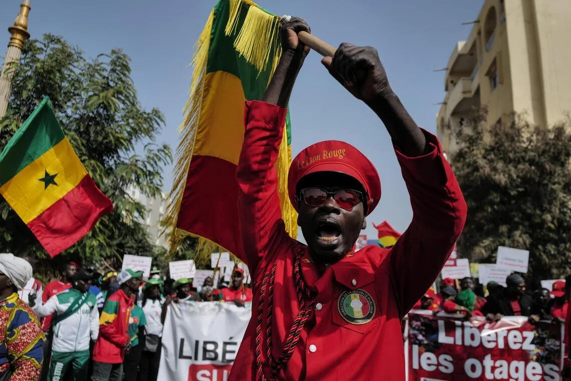 18名塞内加尔球迷在摩洛哥被扣押后，民众走上达喀尔街头示威抗议。（路透社）