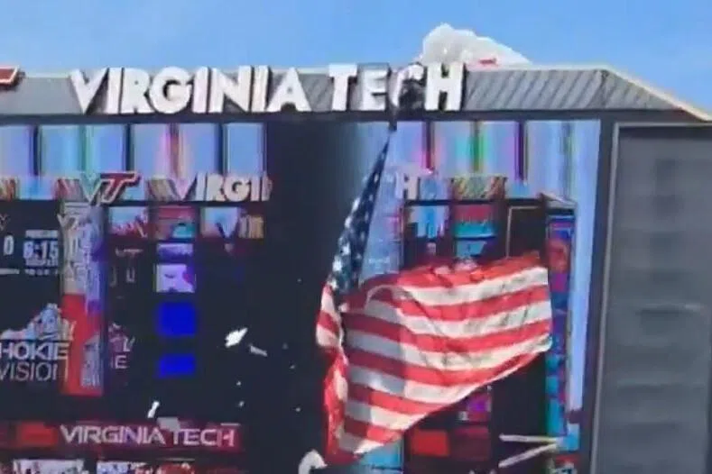 跳伞选手在美国比赛中遭遇意外，碰撞屏幕后悬空被救