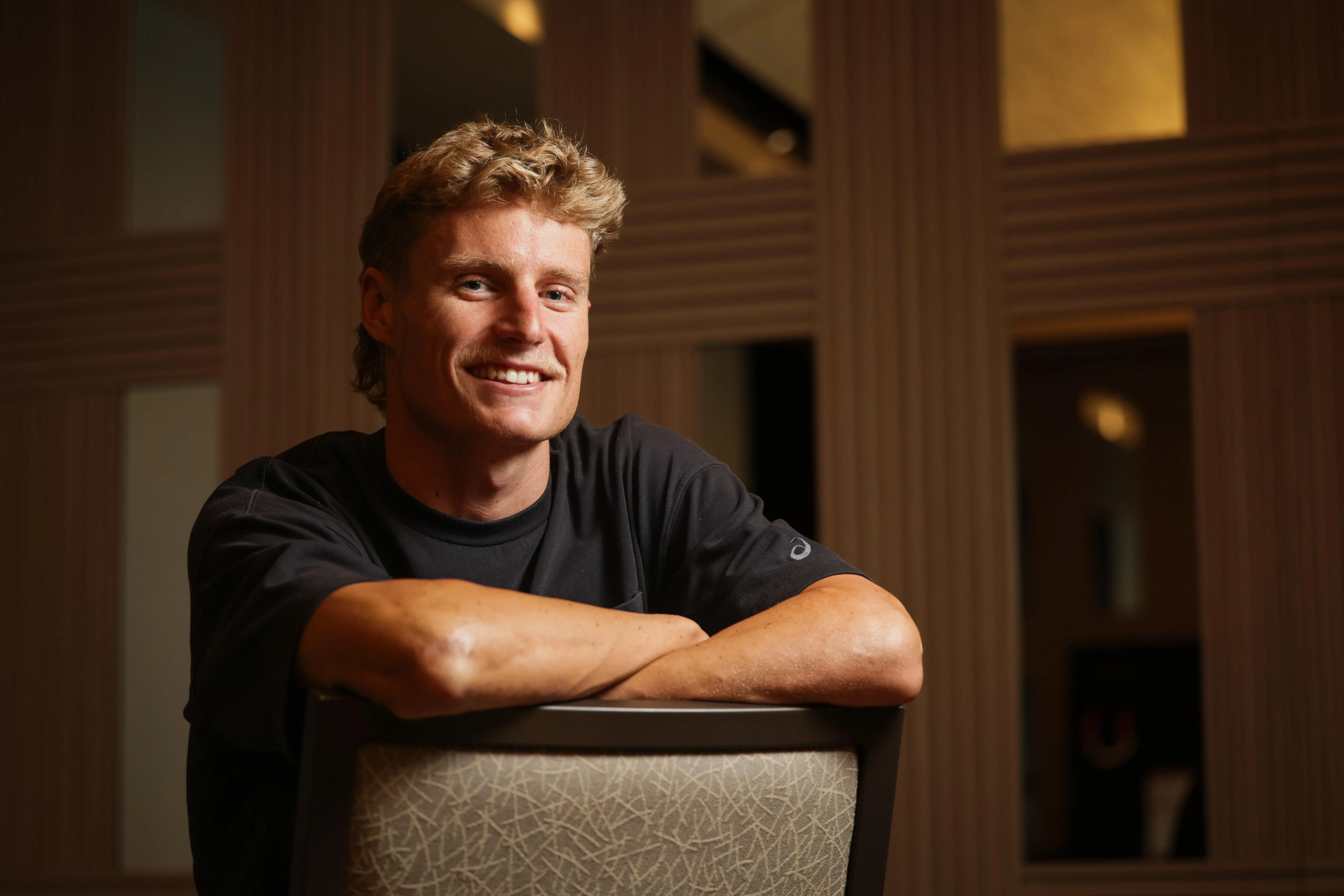 豪瑟第一次参加T100铁人三项赛，带着“新人考生”的心态来参赛。（海峡时报）