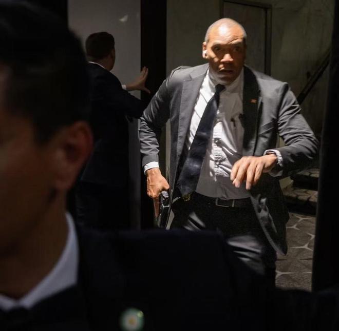 白宫晚宴枪手持枪入住始末：持枪者未受阻，凭房卡进入并组装武器闯入宴会厅