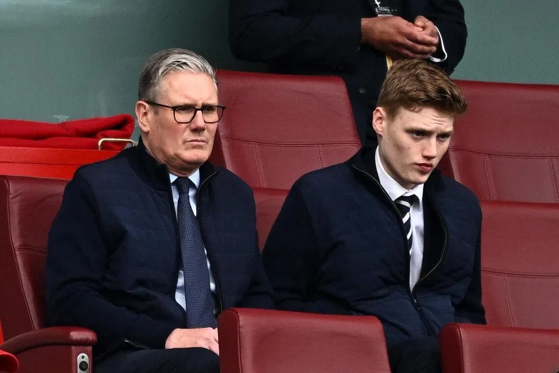 上周末，英国首相、阿申纳死忠球迷斯塔默（左）和他的儿子（右）来到现场观看炮兵对伯恩茅斯的比赛，但没想到作为赛前大热的炮兵先被进球，最后意外输球。（路透社）