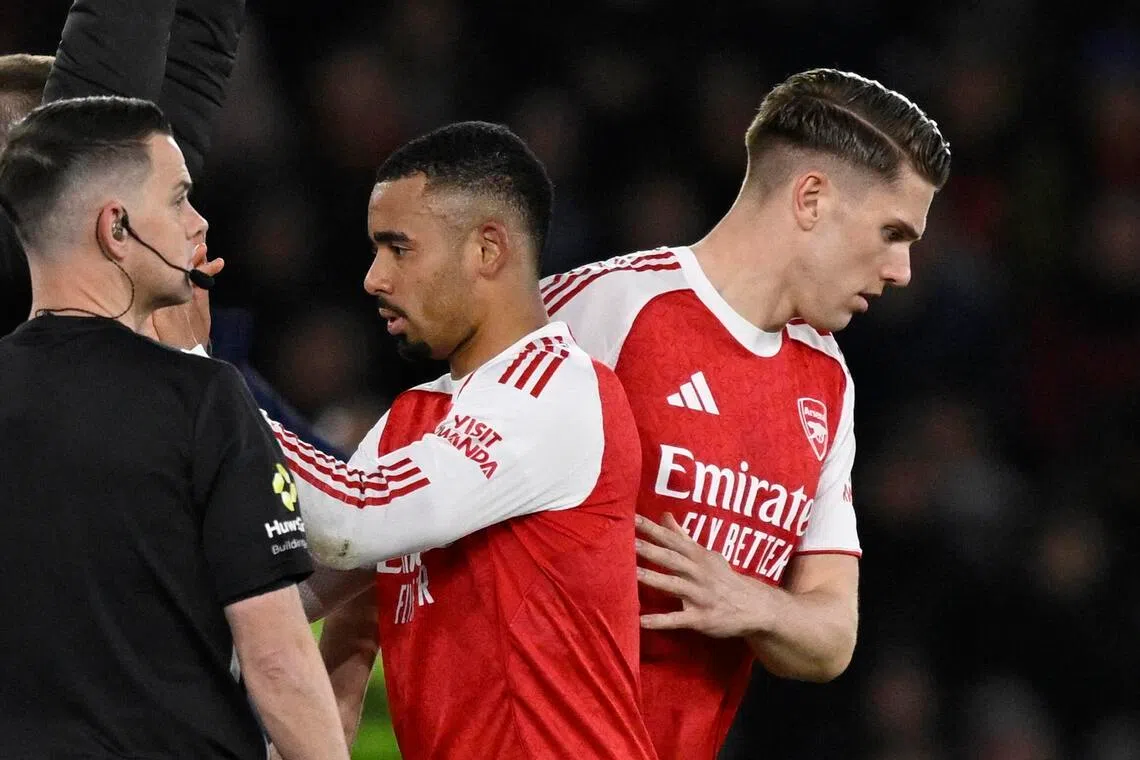 阿特塔对南安普敦一役的最大败笔，就是让热苏斯（中）顶替吉欧克勒斯（右）首发。热苏斯几乎没有提供任何进攻威胁，赛后的评分（四分）是全队第二低，仅次于阿特塔（三分）和频频漏出防线空档的后卫怀特（三分）。（路透社）