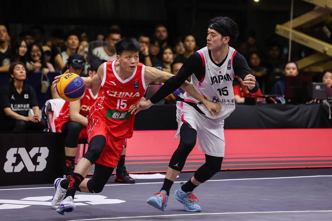 中国的刘千豪（左）在铜牌赛中发挥出色，带队击败日本。（白艳琳摄）