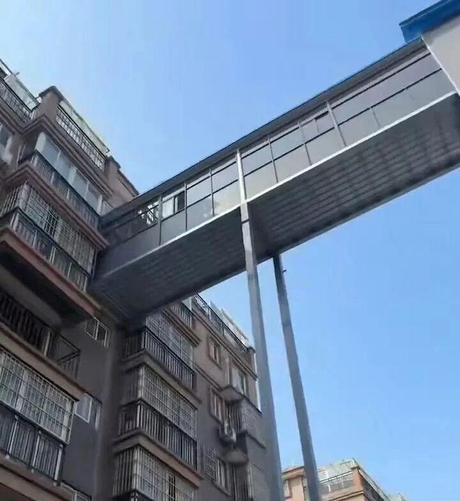 小区楼栋加装电梯只到1个楼层!这家住户有实力?真相出人意料,网友:是个省钱思路