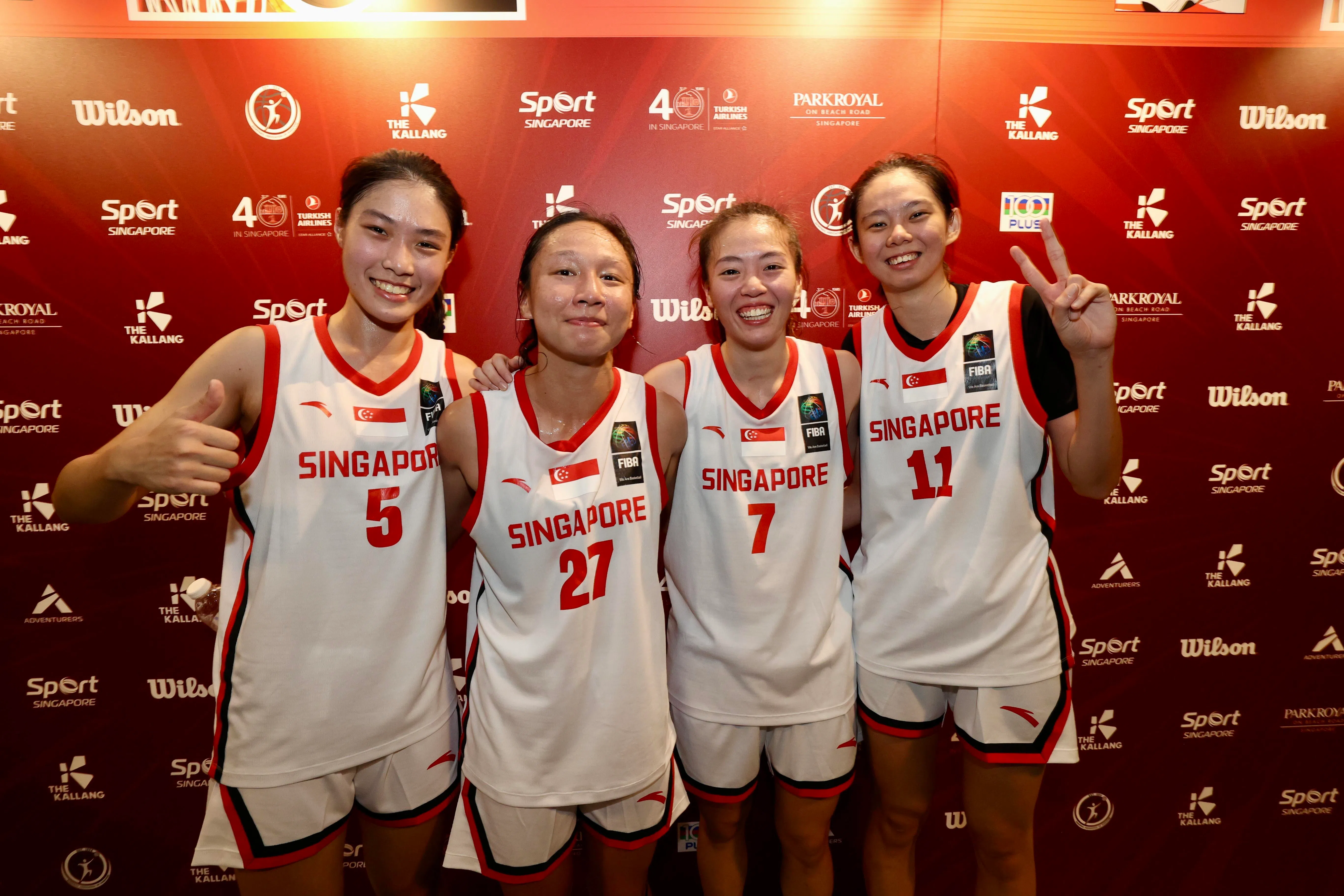 （左起）新加坡女队的黎可盈、林伽英、洪子仪和韩星悦期待在淘汰赛中继续高举防守大旗，争取更进一步。（邝启聪摄）