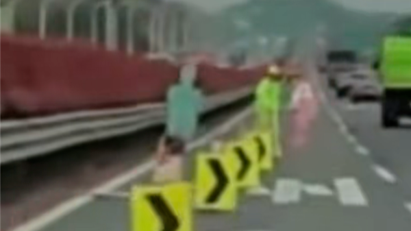 特斯拉自动驾驶在高速公路上误撞六个路标锥桶，官方解释为难以侦测小型障碍物