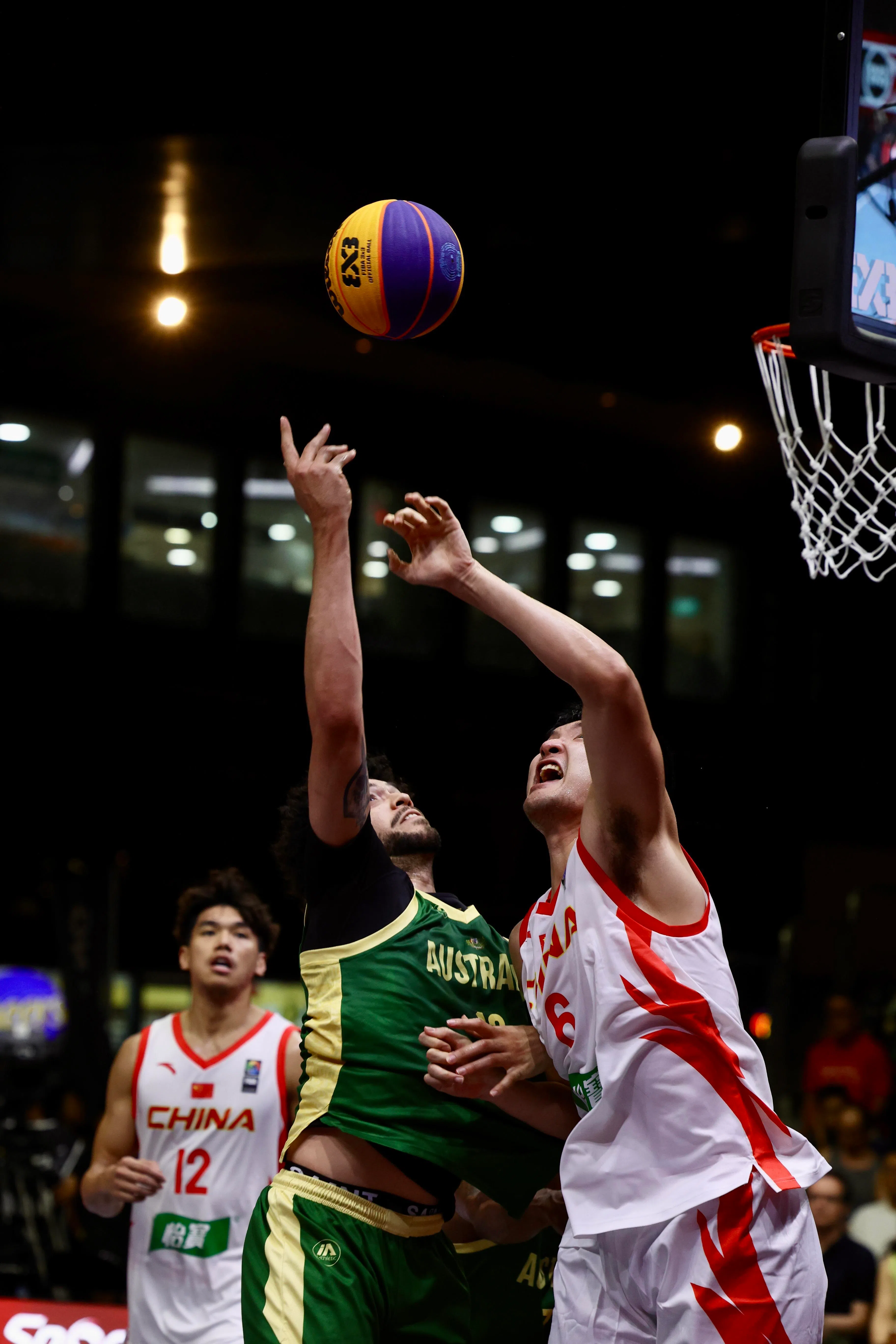 卫冕冠军澳大利亚（绿衣）和上届亚军中国分在一组，小组赛就出现去年男子组的决赛重演。（邝启聪摄）