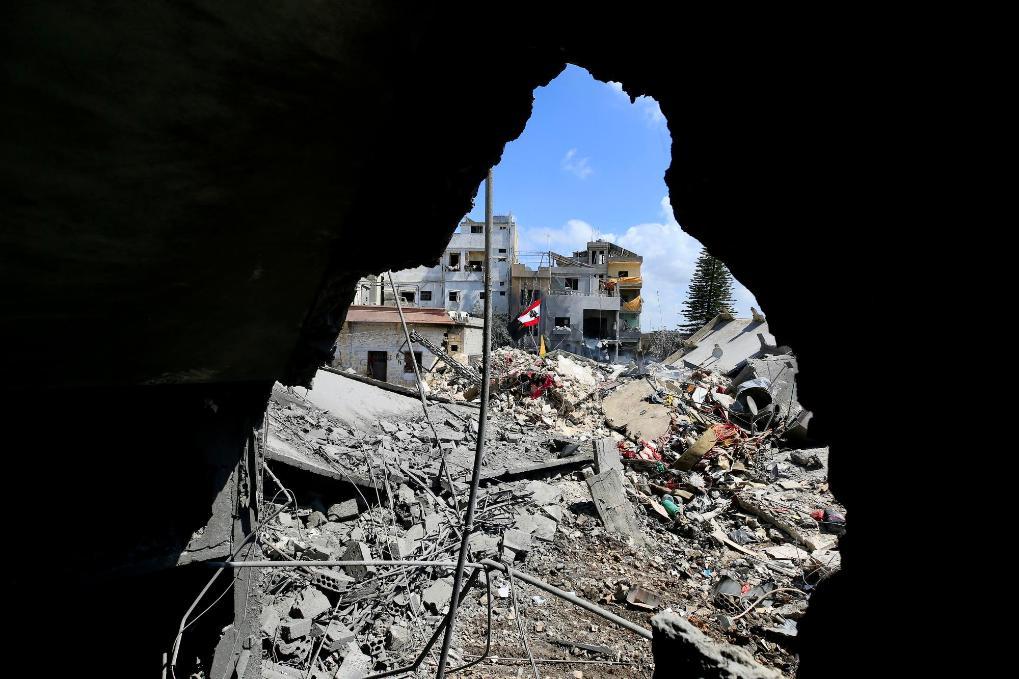 这是4月9日在黎巴嫩南部兹拉里耶拍摄的遭以色列空袭后的建筑废墟。