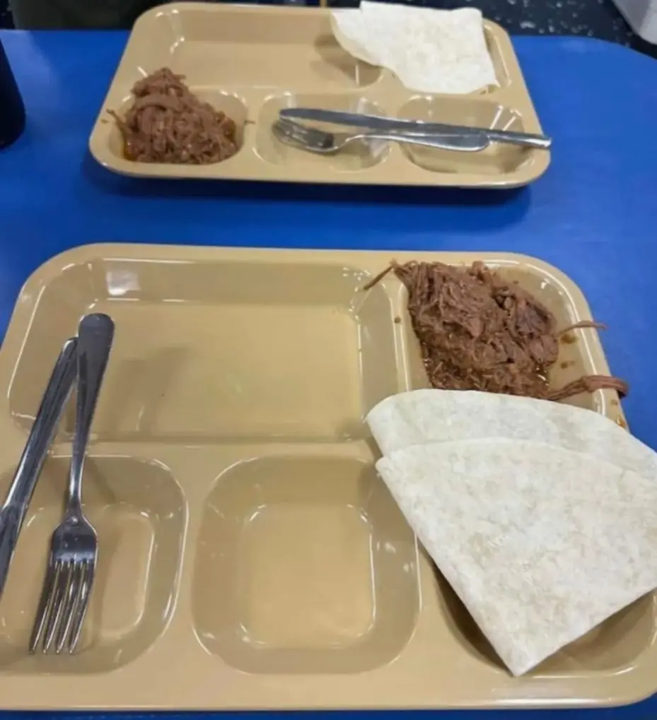 网络流传的疑似美军舰员拍摄的餐盘照片。