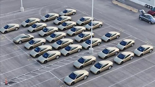 约60台特斯拉Cybercab量产版惊现得州工厂：方向盘竟然还在！