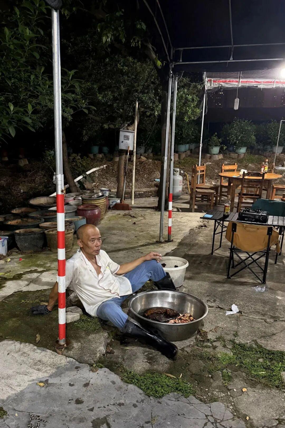 广东爆火鸡煲店多款自泡酒已被抢空，当地文旅否认施压开门营业：是“老莫”自己宠粉，已提供一系列支持措施