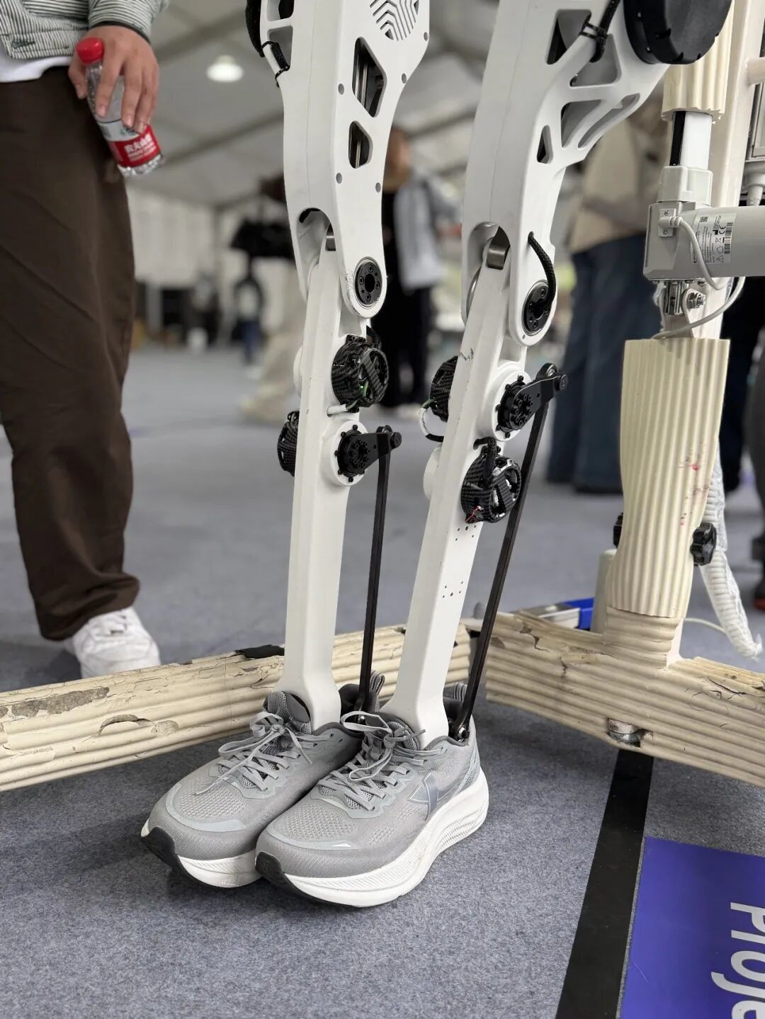 为机器人穿上人类跑鞋。孙冰 摄
