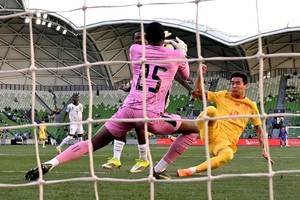 中国足球队在FIFA邀请赛中以两球之差负于喀麦隆