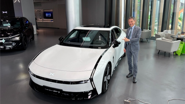 GTR之父参观小鹏P7后无奈苦笑：赛道潜力巨大 自己也想买一台