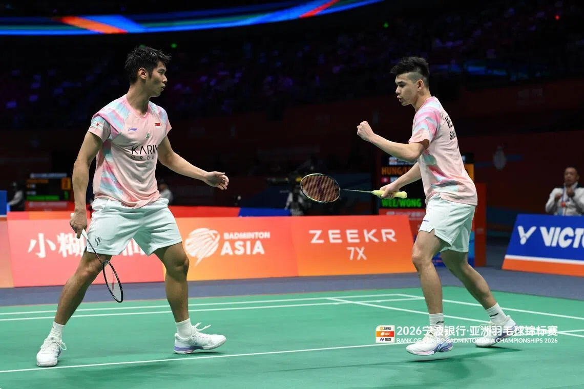 黄劲腾（右）和黄家豪经过三局鏖战险胜香港对手，将在16强挑战中国前二号男双何济霆／任翔宇。（亚洲羽毛球锦标赛提供）
