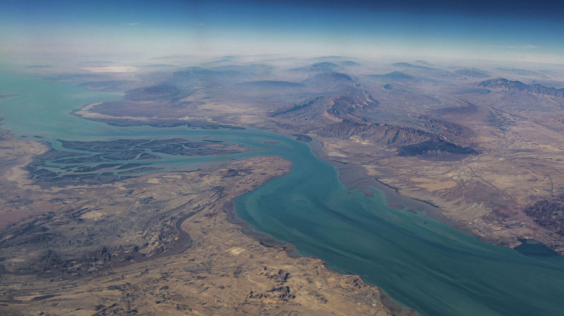 与需要消耗弹药、影响范围有限的军事装备相比，封锁海峡具有成本极低、威慑持久、影响全球的独特优势，成为伊朗制衡美以的“终极武器”。