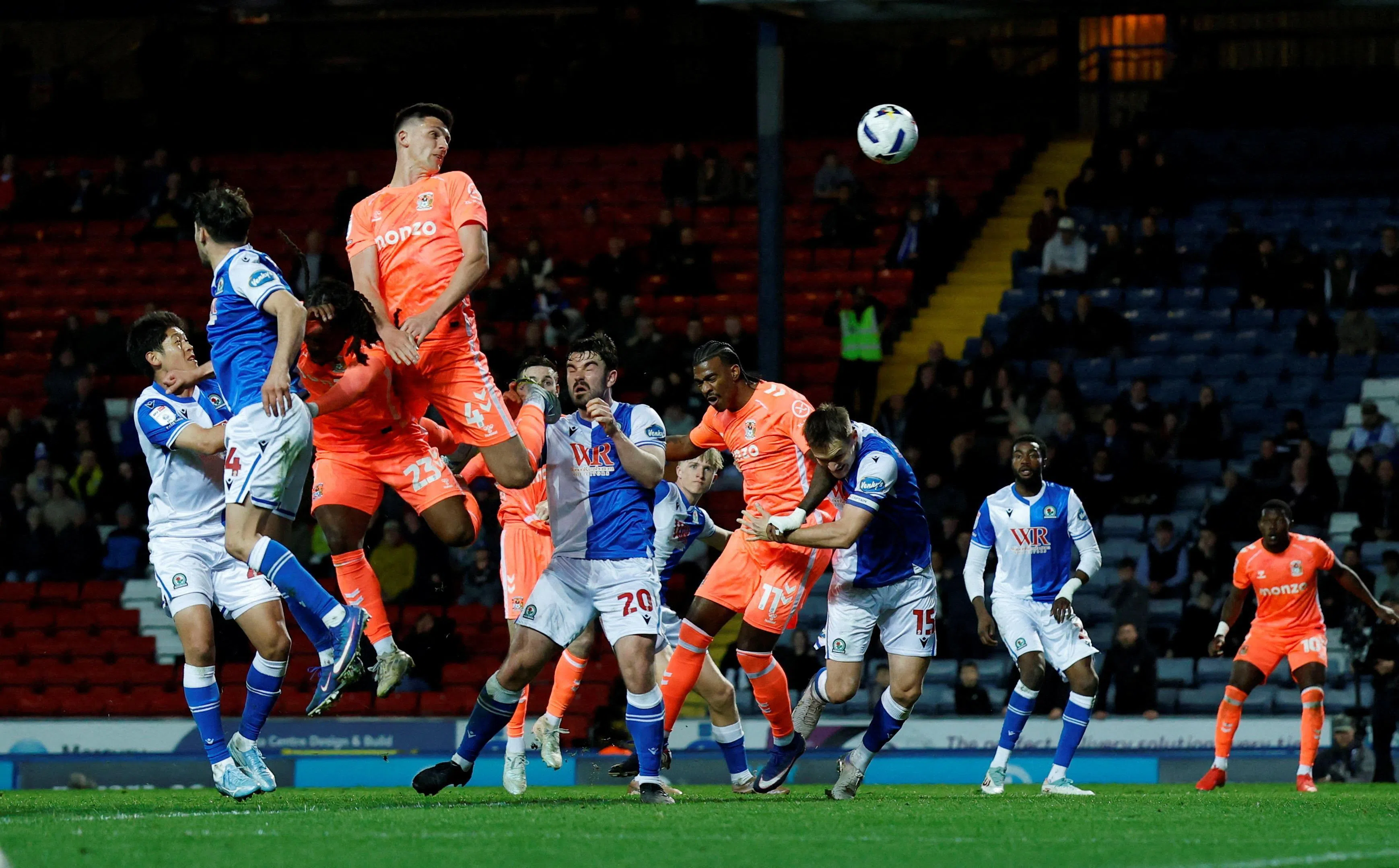 托马斯的这记头球为考文垂锁定升级英超的资格。（路透社）