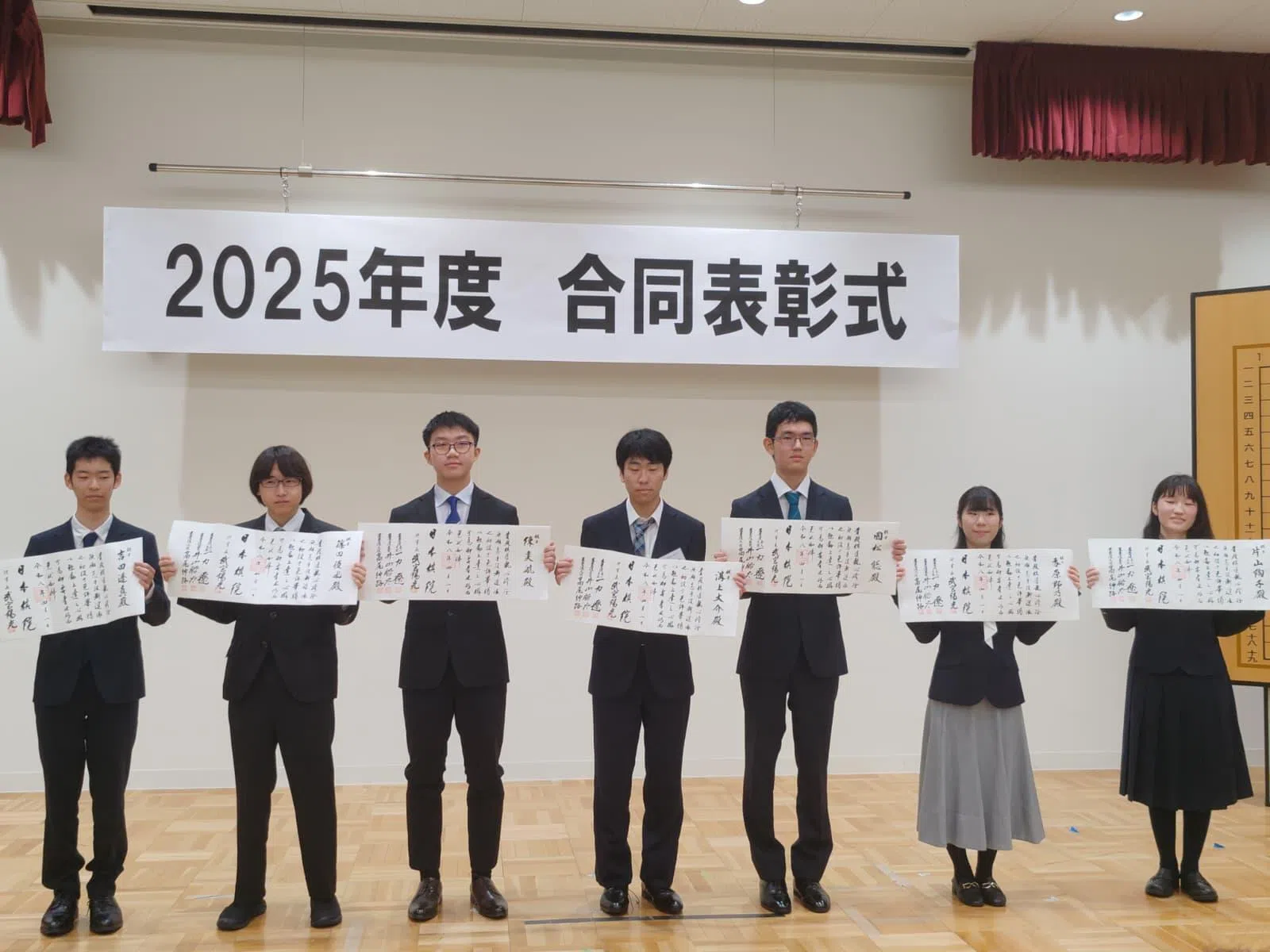 陈奕航（左三）是一同成为职业选手的七名棋手中，最晚进入日本棋院的选手。（陈明耀摄）