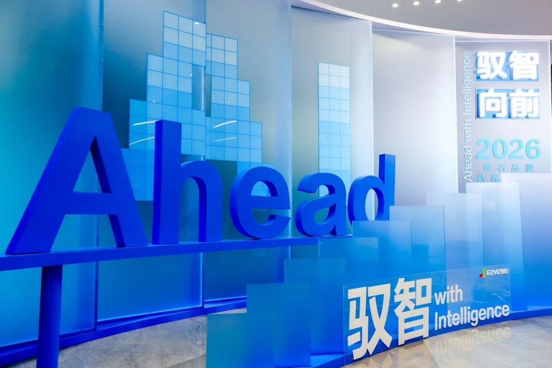 萤石推出AI硬件新品 ：AI随身拍Pika配备前后双4K摄像头