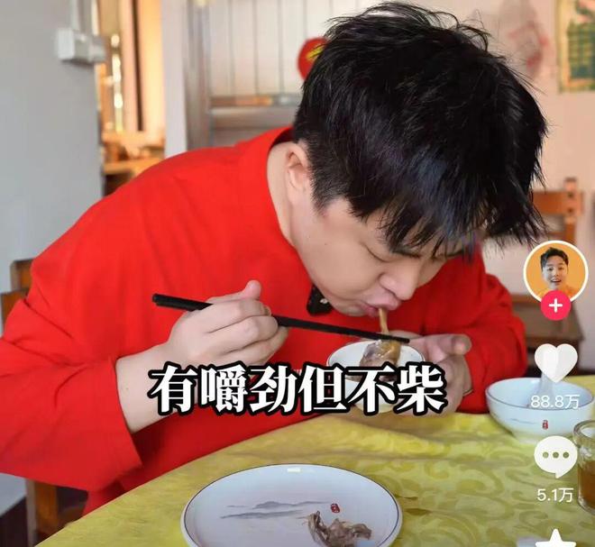 广东爆火鸡煲店多款自泡酒已被抢空，当地文旅否认施压开门营业：是“老莫”自己宠粉，已提供一系列支持措施