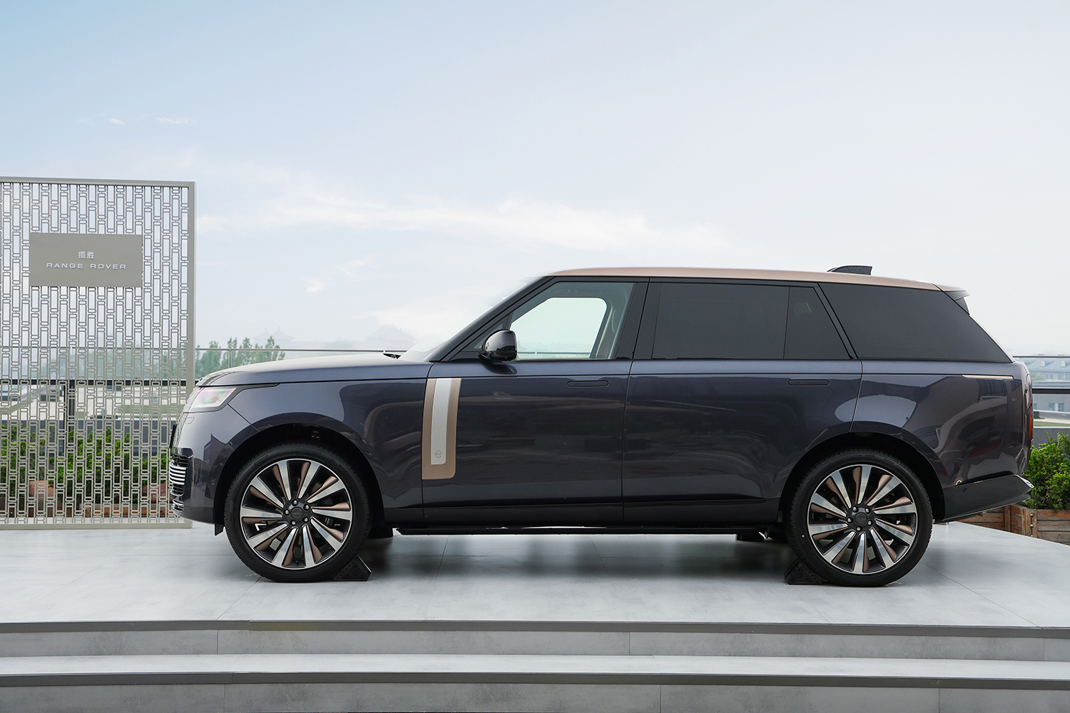 品牌标识焕新/产品体系重塑 2026款揽胜上市售价141.2万元起