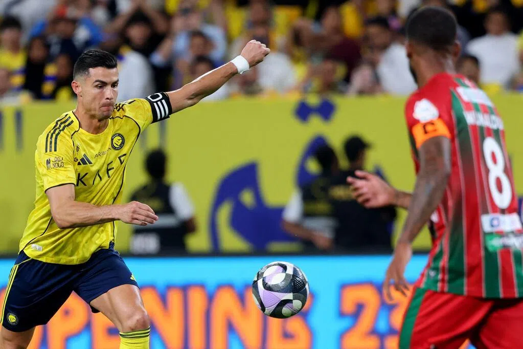 带病出战的帅罗 比赛后忍痛赶往更衣室呕吐