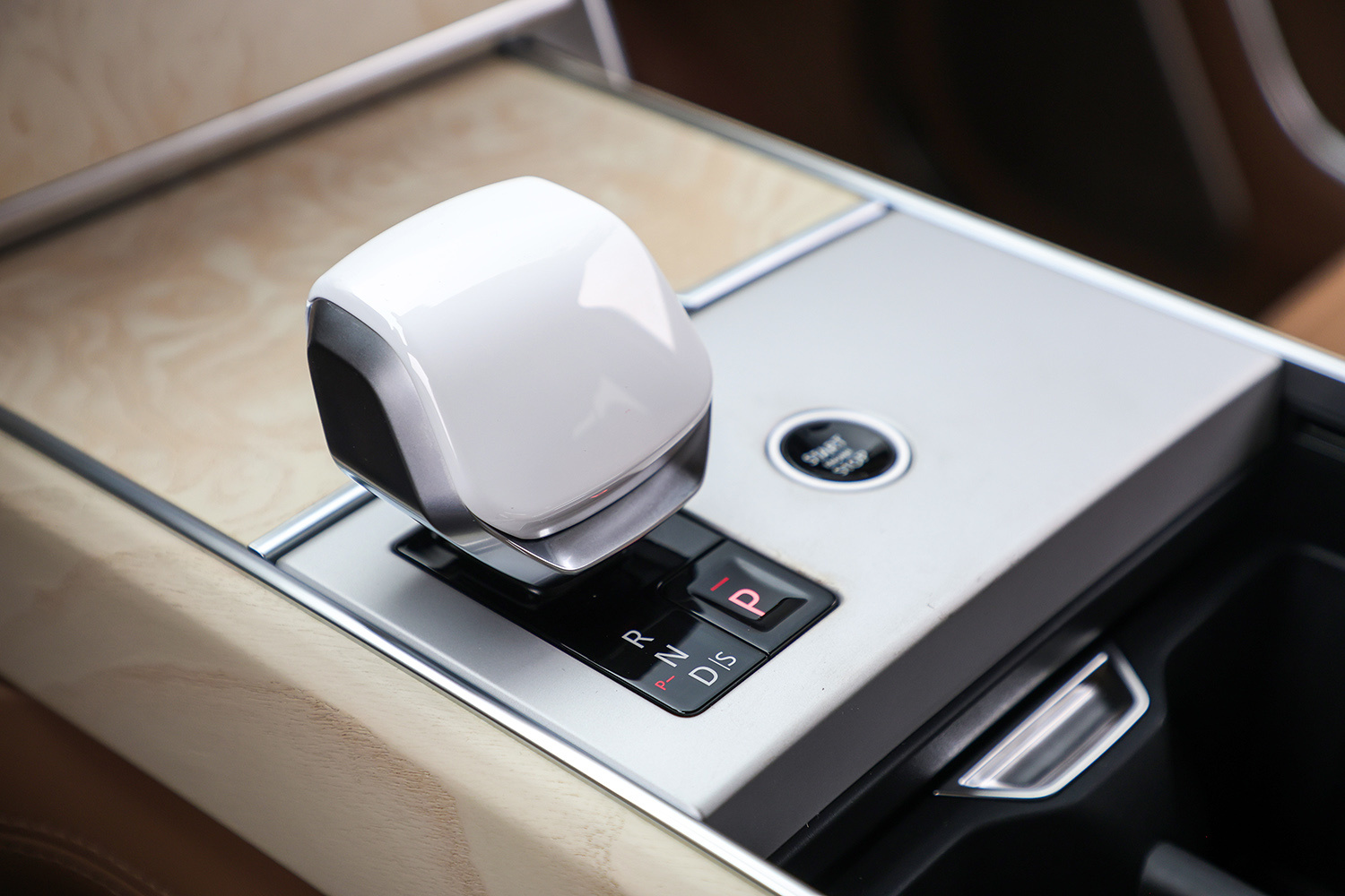 品牌标识焕新/产品体系重塑 2026款揽胜上市售价141.2万元起