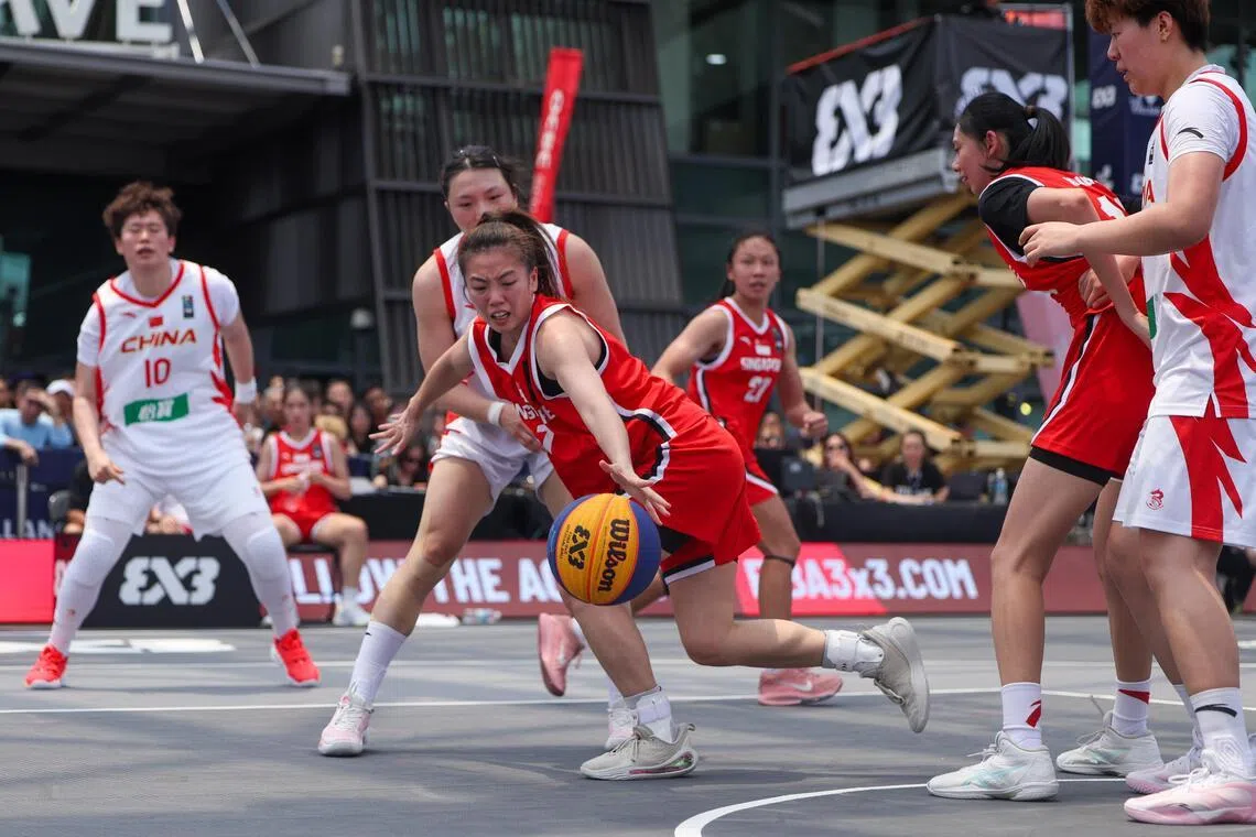包括洪子仪（中）在内的新加坡女队在防守端全力以赴，迫使中国队出现了八次失误。（白艳琳摄）