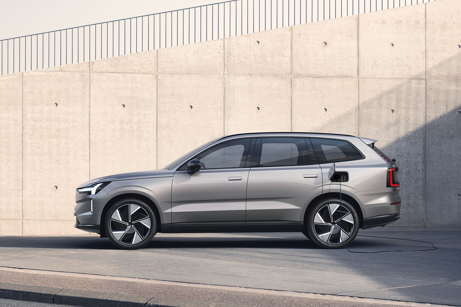 99年安全哲学再进阶 沃尔沃EX90/ES90纯电双旗舰预售价42.99万元起