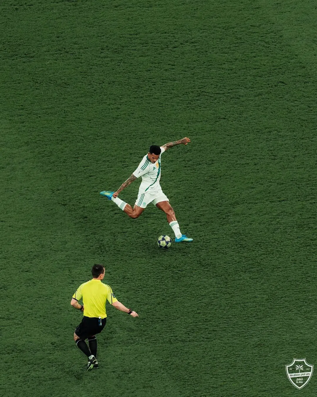 加雷诺的这脚世界波飞跃23米，洞穿对方门将的十指大关。他在赛后也获评全场最佳球员。（取自阿赫利IG）