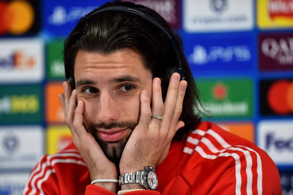 匈牙利主帅因手势风波致歉 呼吁球迷力挺红军决战时刻