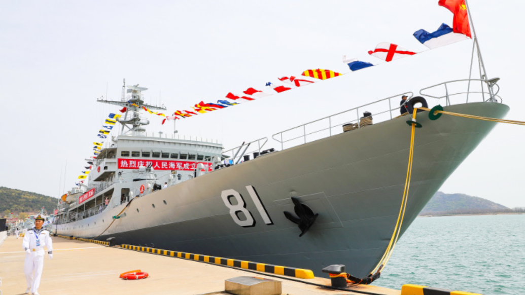 海军节之际：旅顺港上演新老战舰共舞仪式