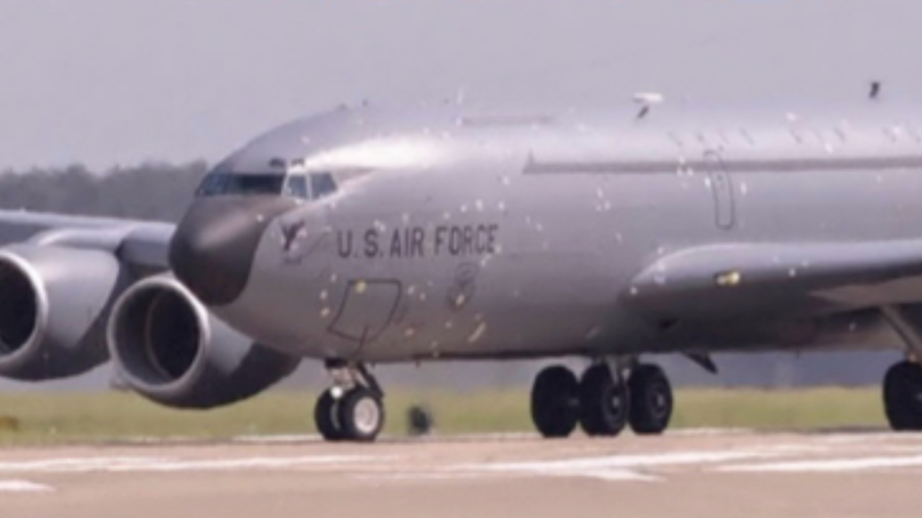 美军加油机满身伤痕 或曾介入伊朗军事行动