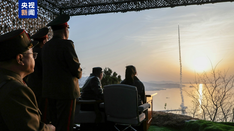 金正恩现场监督 朝鲜发射“火星炮-11丁”战术导弹