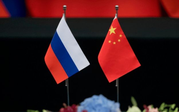 普京登上专车前脱下外套,中国军人引俄媒盛赞:身姿挺拔,站如松柏!