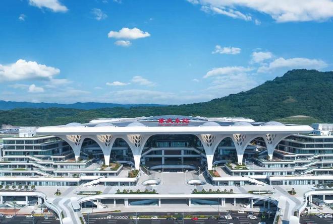 中国机器人实力：38个月建成世界最大火车站