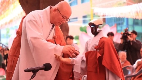 宇树G1赴韩僧侣仪式 获赐法名迦悲 遵守不滥充电等新规誓言