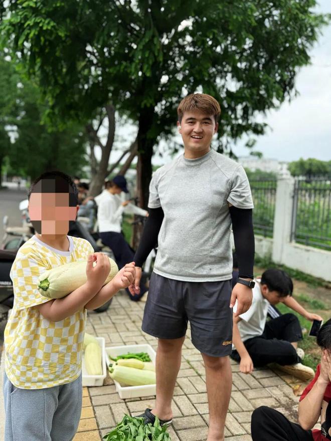 武汉22岁大学生和同学摆摊卖菜，有人开车20公里赶来！出摊时间不固定，“连抢三次没抢到”