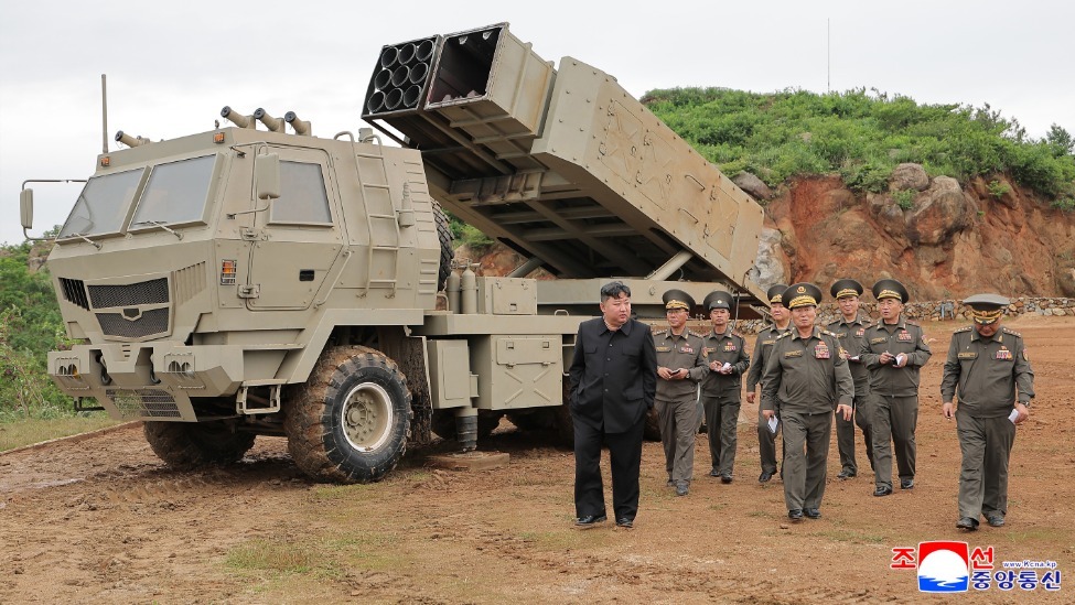 金正恩观摩朝鲜国防科研机关重要武器试验