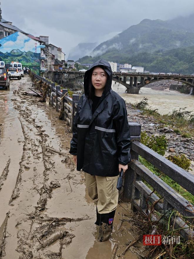 挺进湖南石门洪灾中心:壶瓶山镇沿街店铺被淤泥淹到二楼,洪水冲来粗大断木卡住逃生门