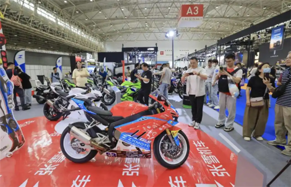 根本拦不住!车展首日2000人排队等试驾 张雪机车凭啥这么火