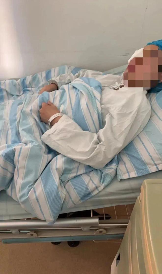 “被学生戳伤眼球”女教师最新发声:希望对涉事女生给予相应处分并启动矫治学校程序,目前已不适宜待在原学校和教学一线;教育局回应