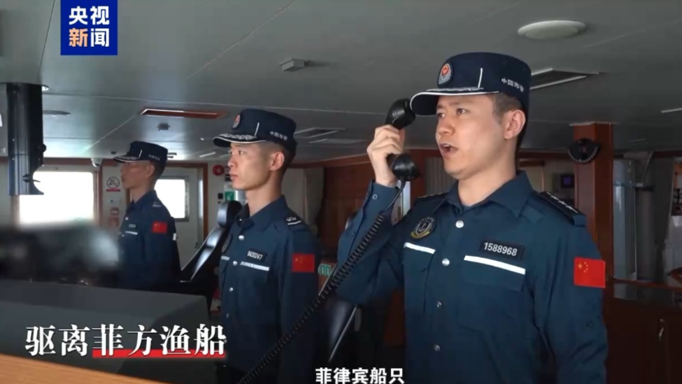 中方英文警告菲方船只：立刻终止违法行为——实拍画面曝光