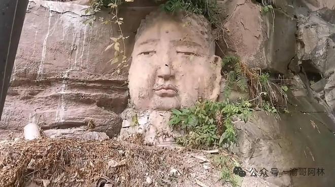 重庆“网红佛头”雕刻者找到了!74岁石匠师傅:泸定桥纪念碑文、“小萝卜头”雕像均出自他手