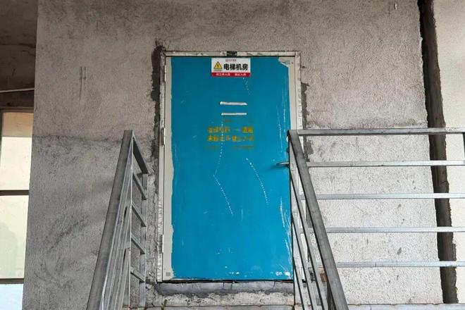 广西一大楼遭雷电击中，电光直贯楼顶，伴随巨大轰鸣！多方回应：无人伤亡，一台电梯损坏停运；业主疑问：防雷设施是否不达标？专家解析→