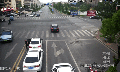 “顶车救人”女司机获赠新车，当场捐赠！