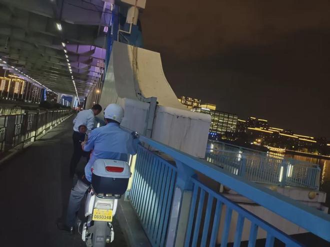 “真的后怕，根本反应不过来，线越勒越紧”，一女子夜骑，突然被细线勒住脖颈……