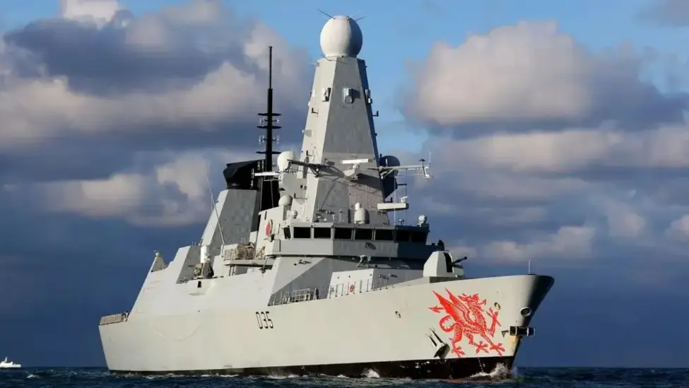 英国“龙”号驱逐舰正在前往中东,以备参加行动,其搭载的“海毒蛇”防空系统具备反无人机能力。