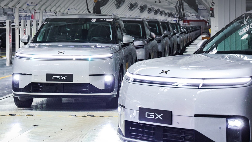 小鹏GX首台Robotaxi量产车下线 搭载4颗自研图灵AI芯片
